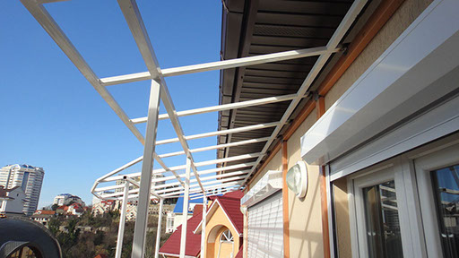 Установка зависимой крыши на балкон